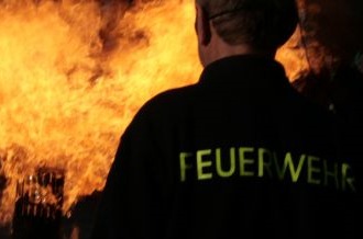 Feuerwehrmann bek&auml;mpft Brand